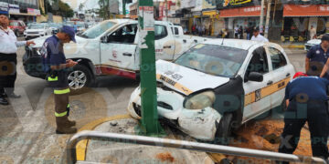 Abandonan taxi tras chocar contra un semáforo en Ciudad Madero, Tamaulipas