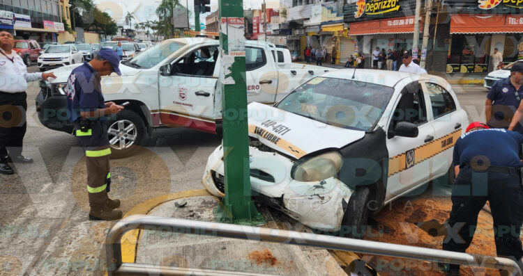 Abandonan taxi tras chocar contra un semáforo en Ciudad Madero, Tamaulipas