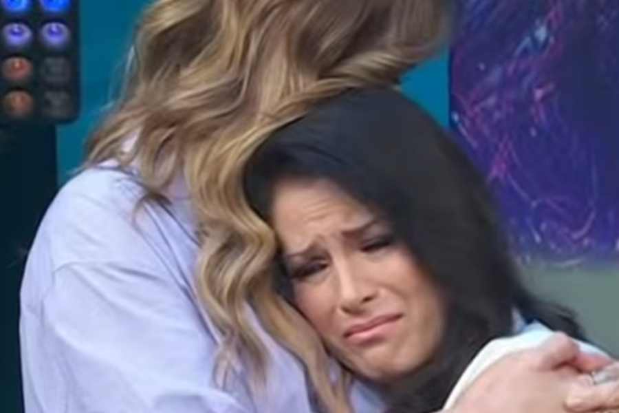 Alessandra Rosaldo rompe en llanto en ‘Hoy’ al recordar a su padre durante una canción