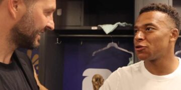 André-Pierre Gignac visita vestidor de Francia y recibe regalo especial de Mbappé