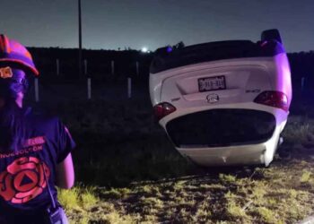Aparatosa volcadura moviliza a Protección Civil en Apodaca, Nuevo León