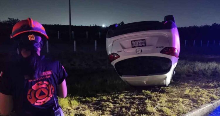 Aparatosa volcadura moviliza a Protección Civil en Apodaca, Nuevo León