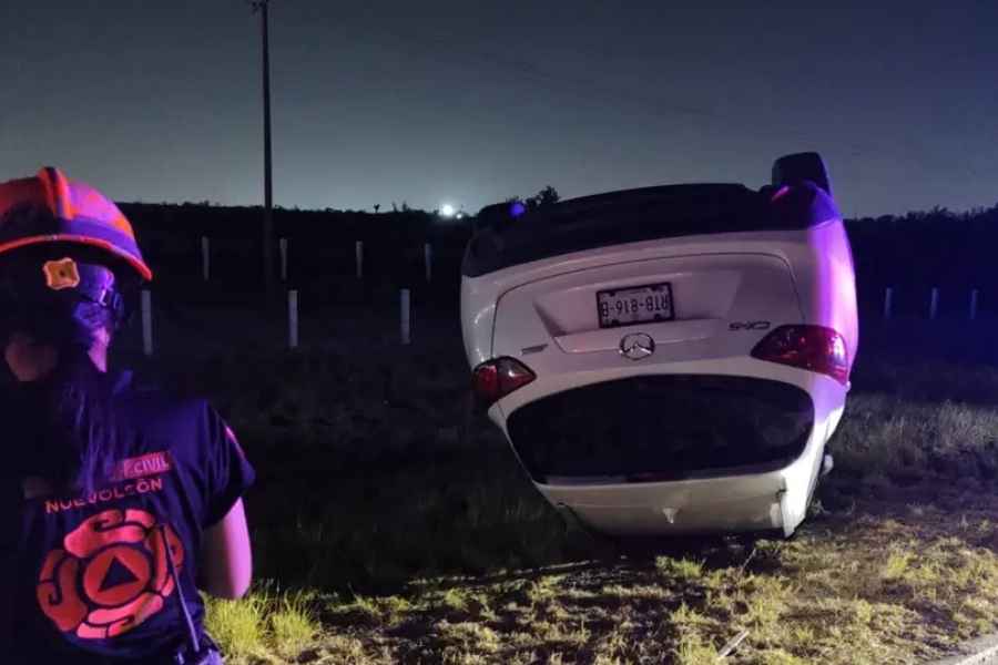 Aparatosa volcadura moviliza a Protección Civil en Apodaca, Nuevo León