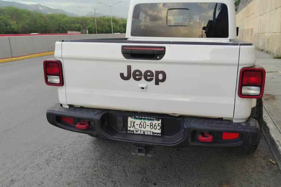 Arrestan en Santiago, Nuevo León, a hombre tras circular con camioneta robada