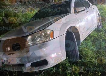 Automóvil se sale del camino y termina entre maleza en Altamira, Tamaulipas
