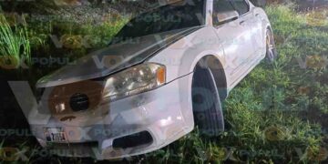 Automóvil se sale del camino y termina entre maleza en Altamira, Tamaulipas