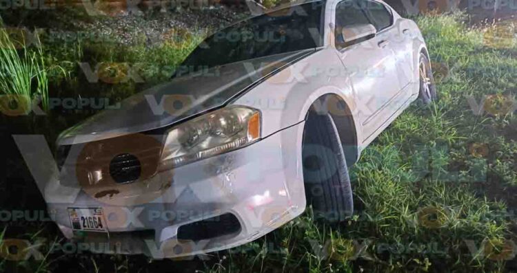 Automóvil se sale del camino y termina entre maleza en Altamira, Tamaulipas