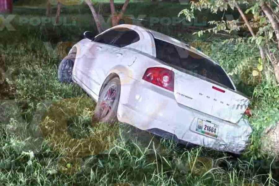 Automóvil se sale del camino y termina entre maleza en Altamira, Tamaulipas