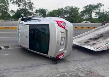 Automóvil sufre aparatosa volcadura sobre la autopista Monterrey-Reynosa