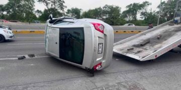 Automóvil sufre aparatosa volcadura sobre la autopista Monterrey-Reynosa