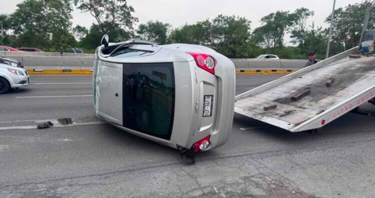 Automóvil sufre aparatosa volcadura sobre la autopista Monterrey-Reynosa