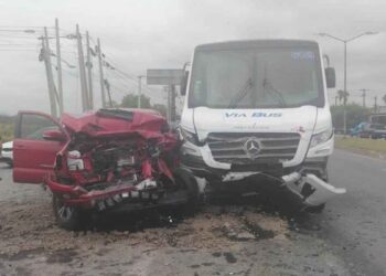 Camión de transporte y camioneta chocan en Carretera a Laredo en Apodaca, NL