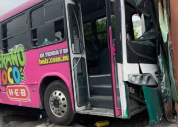 Camión urbano choca contra puesto de hamburguesas y deja un herido en Monterrey, Nuevo León