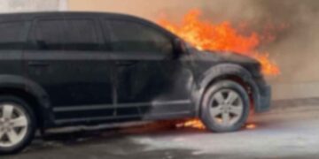 Camioneta se incendia frente a oficinas de Telmex en Matamoros, Tamaulipas