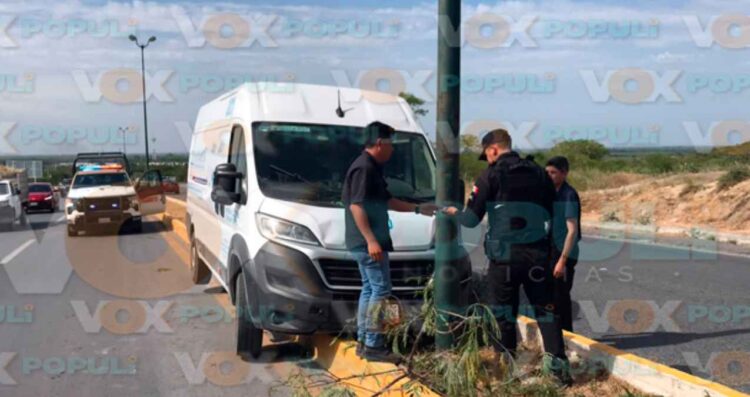 Camioneta accidente en Victoria