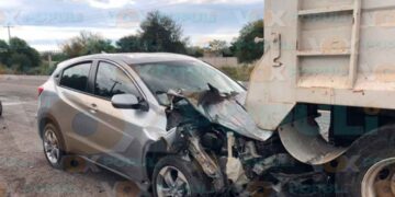 Camioneta impacto en ejido El Olivo