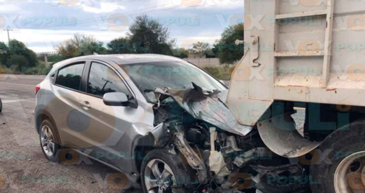 Camioneta impacto en ejido El Olivo