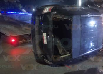 Camioneta se impacta contra la base de un poste de alumbrado y termina volcada en Altamira, Tamaulipas