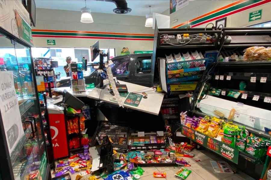 Camioneta se impacta contra tienda y deja tres lesionados en San Nicolás, Nuevo León