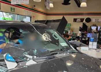 Camioneta se impacta contra tienda y deja tres lesionados en San Nicolás, Nuevo León