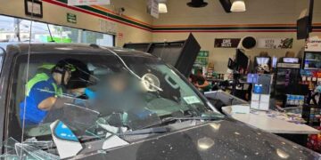 Camioneta se impacta contra tienda y deja tres lesionados en San Nicolás, Nuevo León