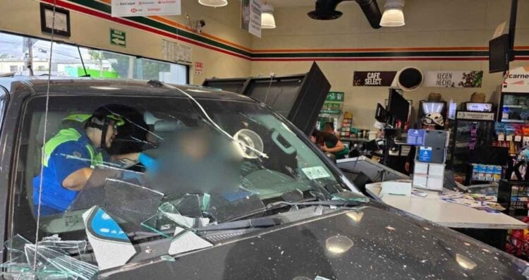 Camioneta se impacta contra tienda y deja tres lesionados en San Nicolás, Nuevo León