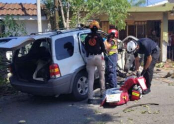 Choque de camioneta contra vivienda deja dos lesionados en Monterrey, Nuevo León