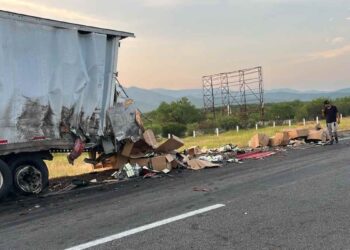 Choque e incendio de tráileres bloquea la Autopista a Laredo en Salinas Victoria, NL