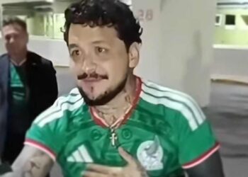 Christian Nodal sorprende a fans con serenata tras triunfo de México (1)
