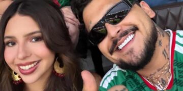 Christian Nodal y Ángela Aguilar aparecen en partido de México