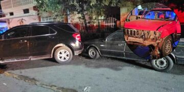 Conductor de Jeep Cherokee choca contra cuatro vehículos y huye en Monterrey, Nuevo León