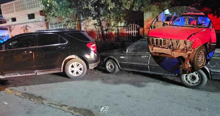 Conductor de Jeep Cherokee choca contra cuatro vehículos y huye en Monterrey, Nuevo León