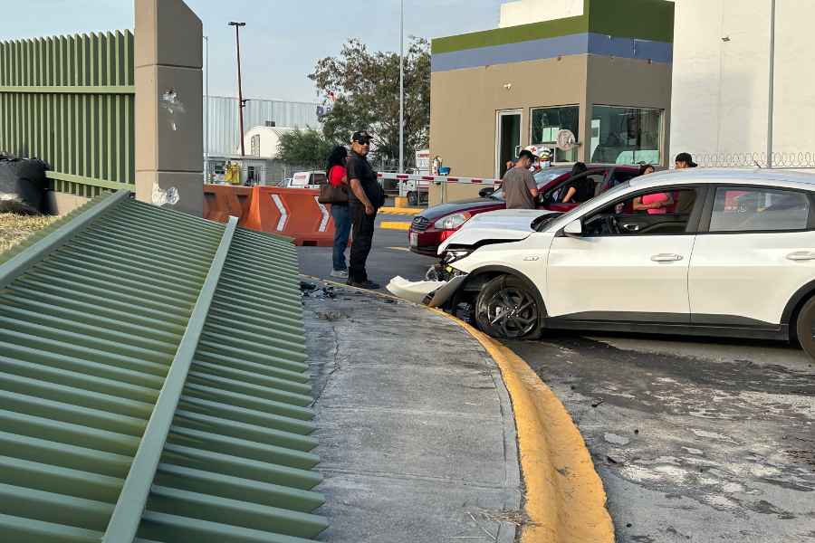 Conductor derriba barda metálica y lesiona a motociclista en San Nicolás, Nuevo León