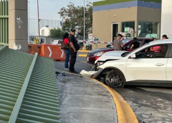 Conductor derriba barda metálica y lesiona a motociclista en San Nicolás, Nuevo León