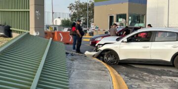 Conductor derriba barda metálica y lesiona a motociclista en San Nicolás, Nuevo León