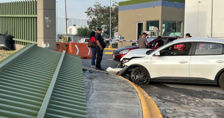 Conductor derriba barda metálica y lesiona a motociclista en San Nicolás, Nuevo León