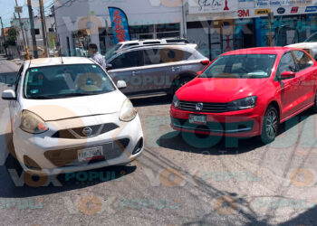 Conductor omite alto, choca y bloquea la vialidad en Ciudad Victoria, Tamaulipas