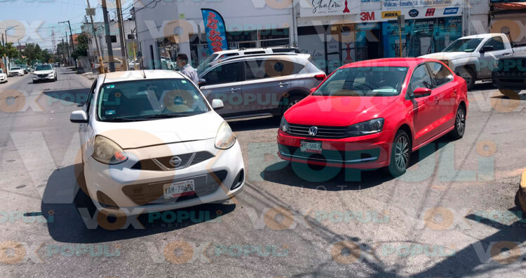 Conductor omite alto, choca y bloquea la vialidad en Ciudad Victoria, Tamaulipas