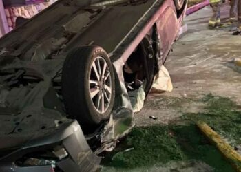 Conductor pierde el control, vuelca y resulta lesionado en Monterrey, Nuevo León