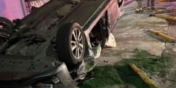 Conductor pierde el control, vuelca y resulta lesionado en Monterrey, Nuevo León