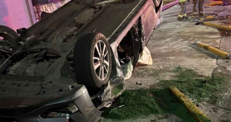 Conductor pierde el control, vuelca y resulta lesionado en Monterrey, Nuevo León