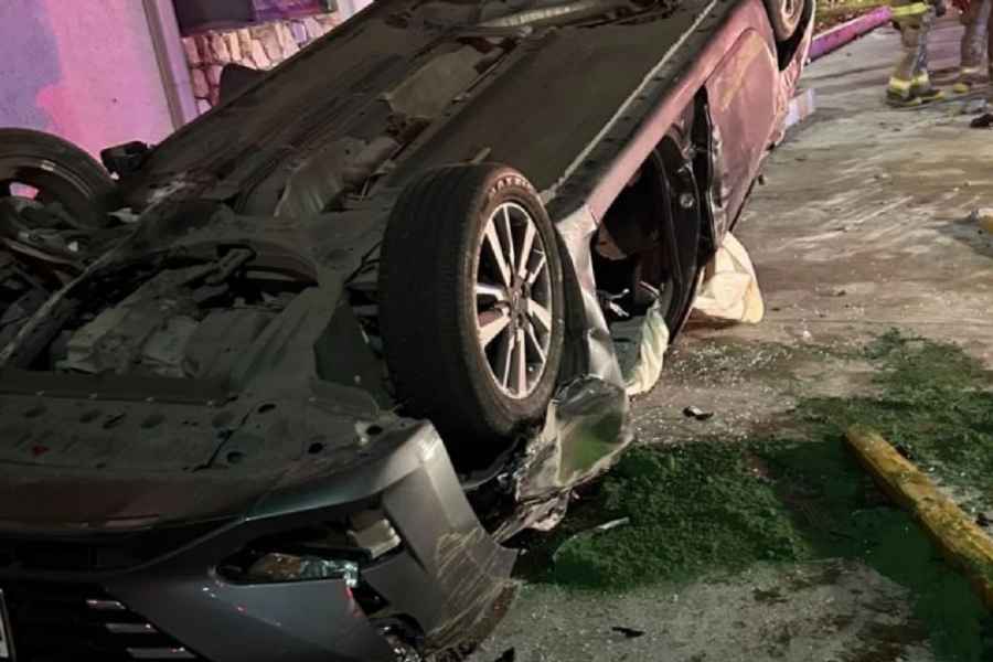 Conductor pierde el control, vuelca y resulta lesionado en Monterrey, Nuevo León