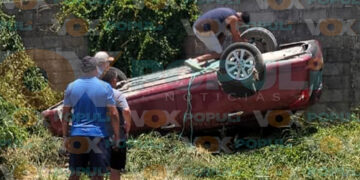 Conductor pierde el control, vuelca y termina herido en Cd. Victoria, Tamaulipas