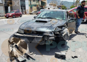 Conductor sale de estacionamiento sin precaución y provoca fuerte choque en Cd. Victoria, Tamaulipas