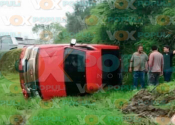 Conductor sale del camino, vuelca y resulta lesionado en Altamira, Tamaulipas
