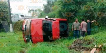 Conductor sale del camino, vuelca y resulta lesionado en Altamira, Tamaulipas