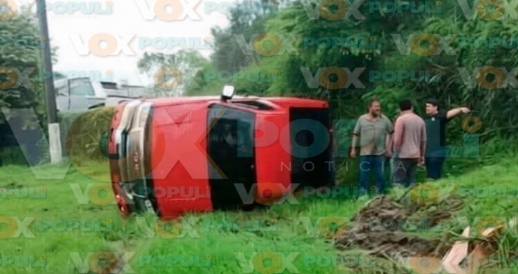 Conductor sale del camino, vuelca y resulta lesionado en Altamira, Tamaulipas