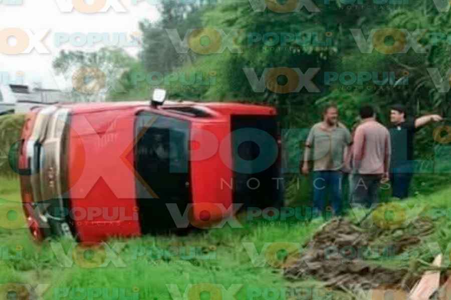 Conductor sale del camino, vuelca y resulta lesionado en Altamira, Tamaulipas