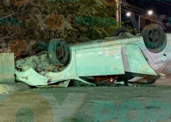Conductor vuelca en la carretera a Monterrey