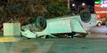 Conductor vuelca en la carretera a Monterrey